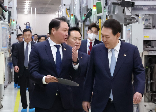 지난 1일 윤석열 대통령과 최태원(앞줄 왼쪽) SK그룹 회장이 경상북도 구미시 SK 실트론을 방문해 실리콘 웨이퍼 라인을 시찰하고 있다. 연합뉴스